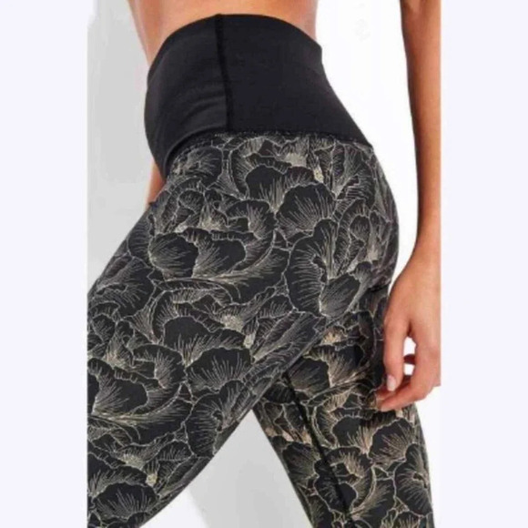 Varley Estrella Legging (Peach Floral)
Size Medium - Picture 4 of 10